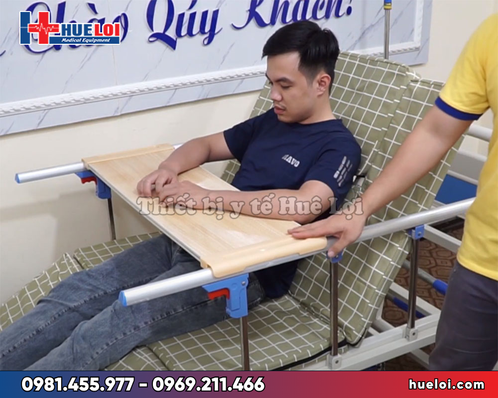 Giường y tế đa năng đầu nhựa 4 tay quay A01-I hạ chân góc to